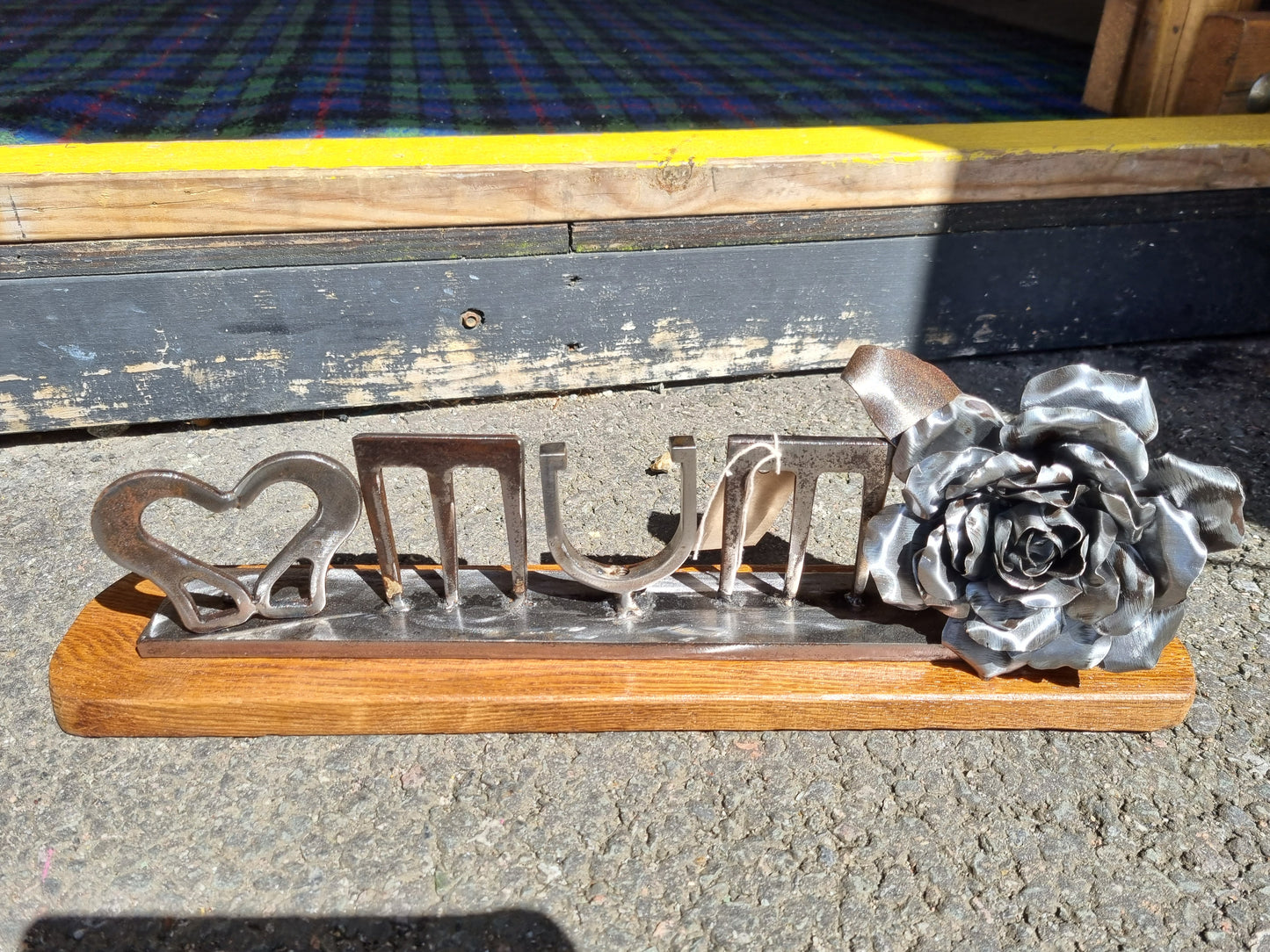 silver rose with the words MUM