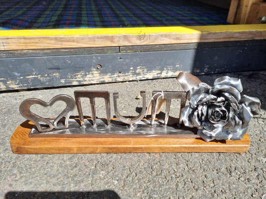 silver rose with the words MUM